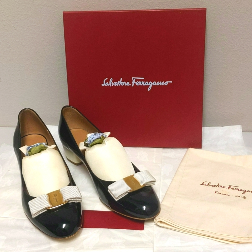 Salvatore Ferragamo Vara 1 Patent  Bow Pumps color Nero/ Bianco